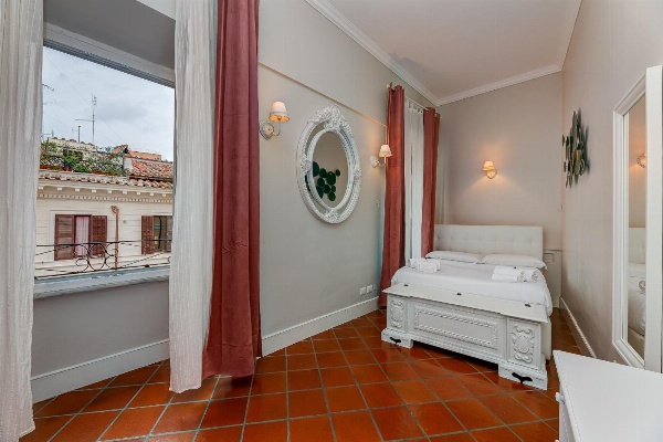 Pantheon Luxury House image 1
